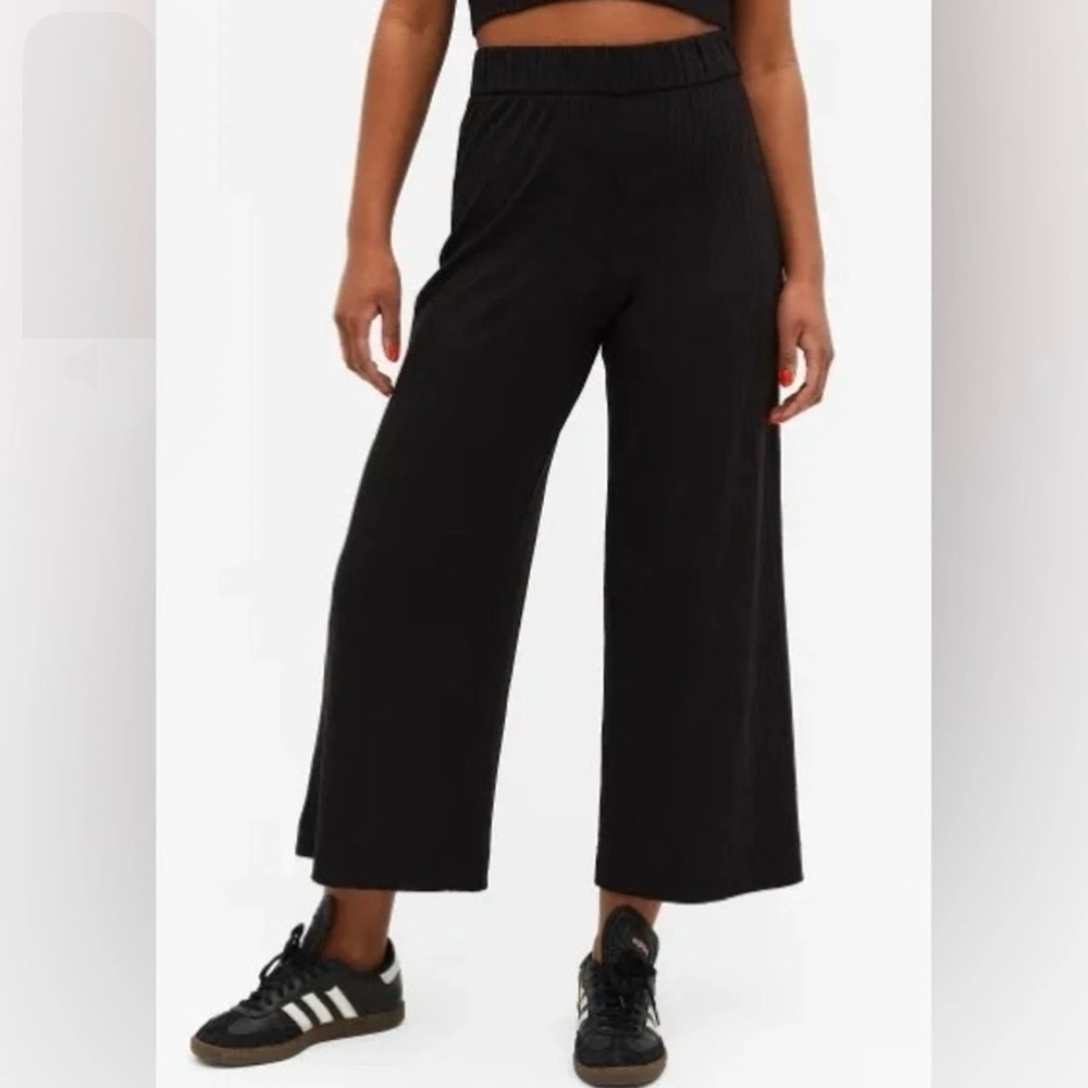 H&M Divided Black Ribbed Elastic waist Summer Wide Leg Cropped
Pants